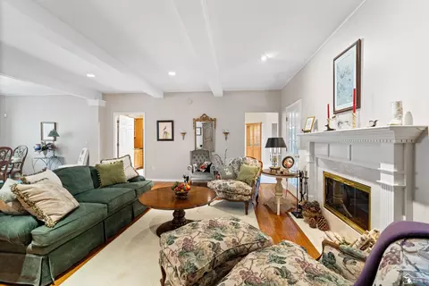 Living - 729 E Hurd, Monroe, MI 48162 photo 3 of 4