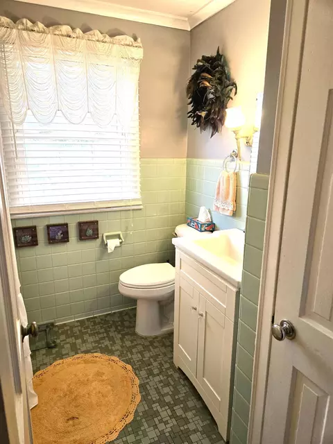 Bath - 229 N N Arc, Gladwin, MI 48624 photo 2 of 3