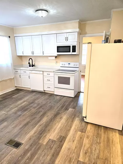 Kitchen - 229 N N Arc, Gladwin, MI 48624 photo 3 of 3