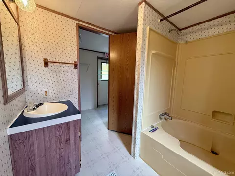 Bath - 480 N Bluff Lk, Gwinn, MI 49841 photo 1 of 1