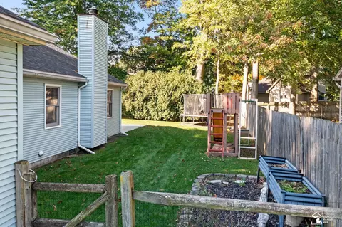Exterior - 8737 Tanglewood, Temperance, MI 48182 photo 4 of 4