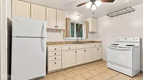 Kitchen - 121 Murphy, Saint Clair, MI 48079 photo 2 of 4