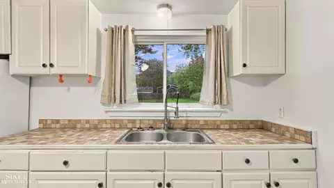 Kitchen - 121 Murphy, Saint Clair, MI 48079 photo 3 of 4