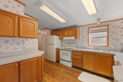 Kitchen - 893 E Siena Hts, Adrian, MI 49221 photo 2 of 6