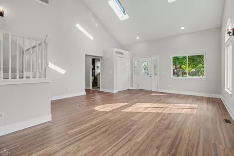Living - 8084 Pardee, Taylor, MI 48180 photo 2 of 8