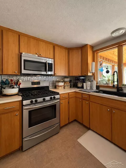 Kitchen - 6381 Middle Rd, Hope, MI 48628 photo 3 of 4
