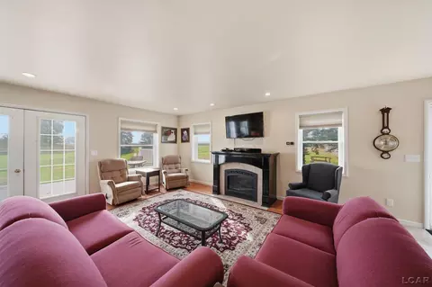 Living - 8231 Coman, Hudson, MI 49247 photo 5 of 7