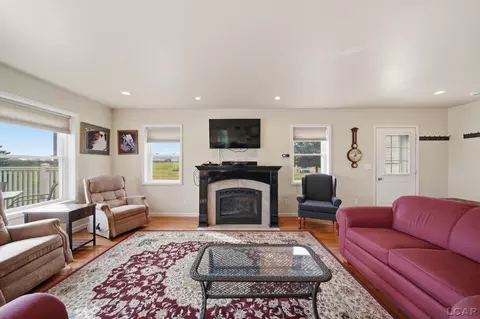Living - 8231 Coman, Hudson, MI 49247 photo 6 of 7