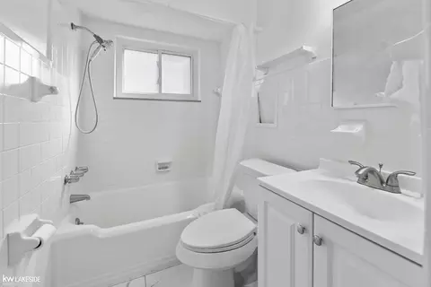 Bath - 1781 Brys Dr, Grosse Pointe Woods, MI 48236 photo 1 of 1