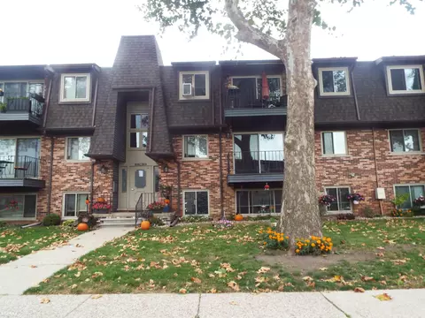 329 Riviera Dr, Saint Clair Shores, MI 48080