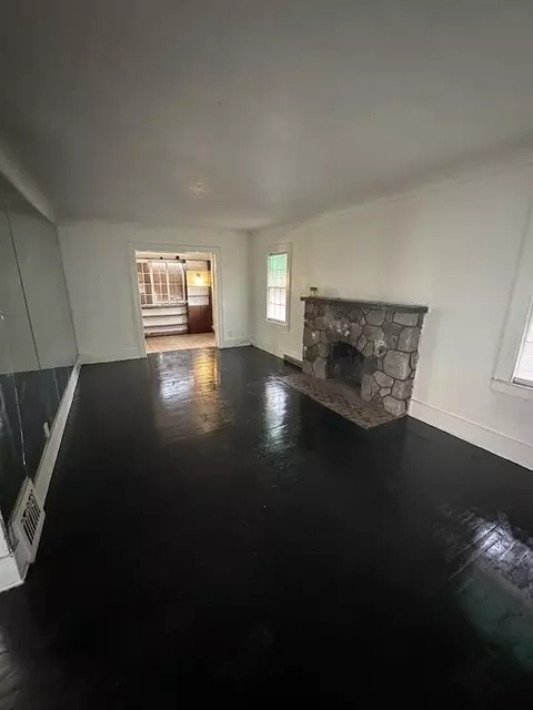 Living - 125 W Mcclellan, Flint, MI 48505 photo 2 of 4