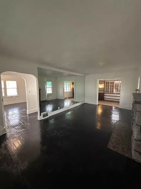 Living - 125 W Mcclellan, Flint, MI 48505 photo 3 of 4
