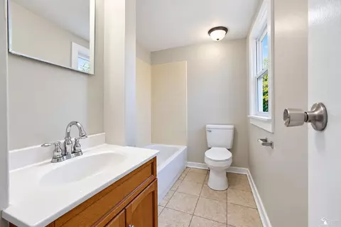 Bath - 902 E 8th #906 EIGHTH, Monroe, MI 48161 photo 1 of 2