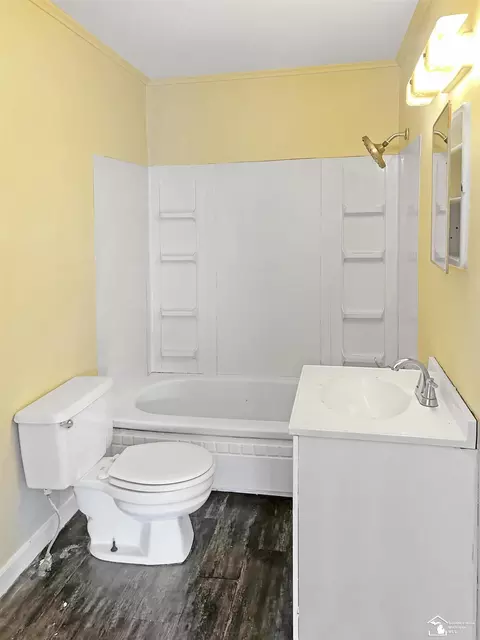 Bath - 902 E 8th #906 EIGHTH, Monroe, MI 48161 photo 2 of 2