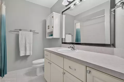 Bath - 47857 Kent, Macomb, MI 48044 photo 4 of 5