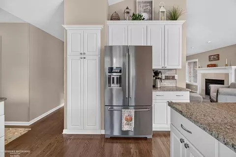 Kitchen - 47857 Kent, Macomb, MI 48044 photo 4 of 6