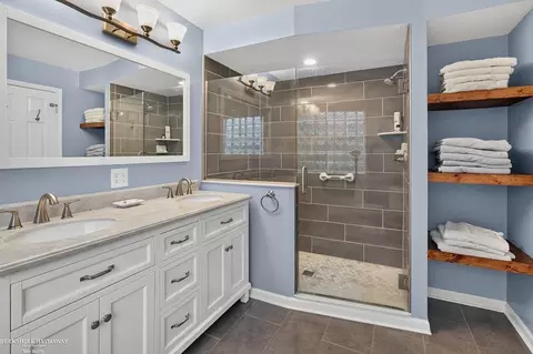 Bath - 47857 Kent, Macomb, MI 48044 photo 2 of 5