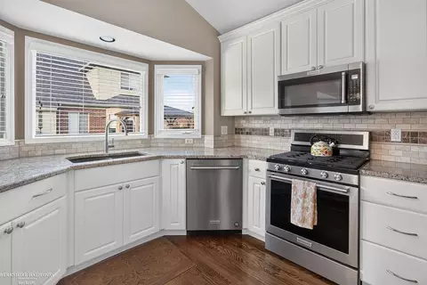 Kitchen - 47857 Kent, Macomb, MI 48044 photo 5 of 6