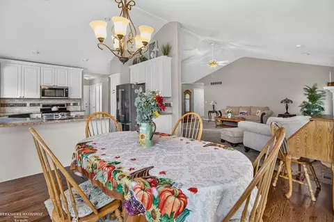 Dining - 47857 Kent, Macomb, MI 48044 photo 3 of 3