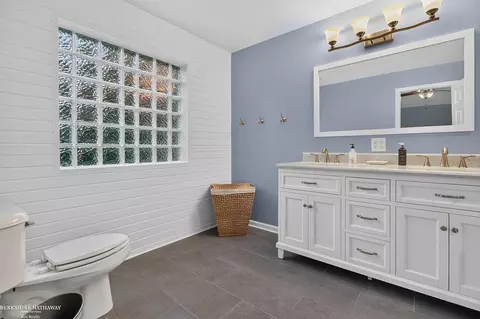 Bath - 47857 Kent, Macomb, MI 48044 photo 1 of 5