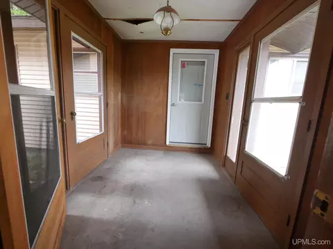 Entry Way - 20840 Royce, Hancock, MI 49930 photo 1 of 4