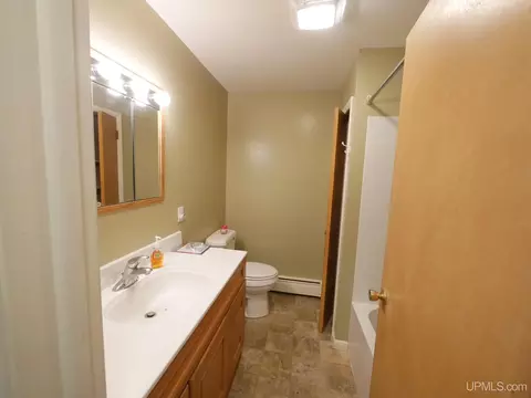 Bath - 20840 Royce, Hancock, MI 49930 photo 1 of 6