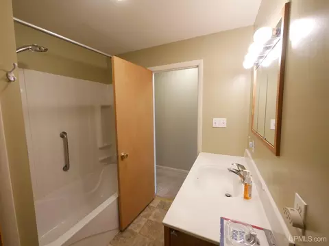 Bath - 20840 Royce, Hancock, MI 49930 photo 3 of 6