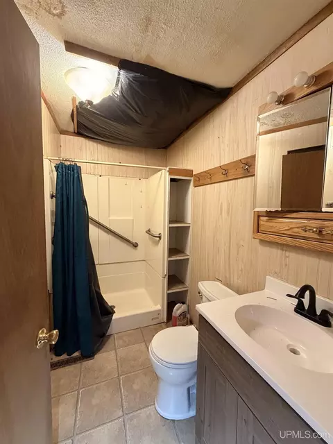 Bath - 6031 2715, Brampton, MI 49837 photo 1 of 1