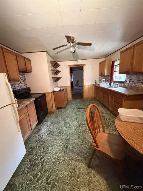 Kitchen - 6031 2715, Brampton, MI 49837 photo 3 of 3