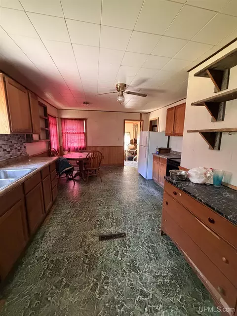 Kitchen - 6031 2715, Brampton, MI 49837 photo 1 of 3