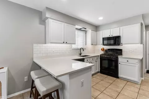Kitchen - 46671 Oak Pointe, Macomb, MI 48042 photo 1 of 4