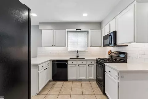 Kitchen - 46671 Oak Pointe, Macomb, MI 48042 photo 2 of 4