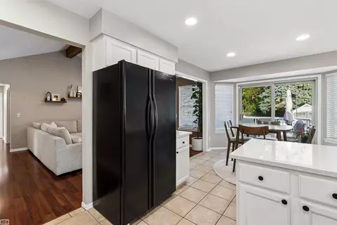 Kitchen - 46671 Oak Pointe, Macomb, MI 48042 photo 4 of 4
