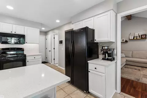 Kitchen - 46671 Oak Pointe, Macomb, MI 48042 photo 3 of 4