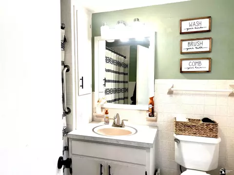 Bath - 421 E 3rd, Monroe, MI 48161 photo 1 of 1
