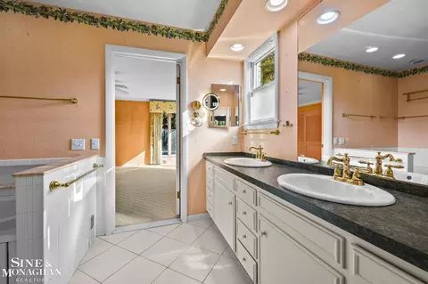 Bath - 20 Lakecrest, Grosse Pointe Farms, MI 48236 photo 2 of 7