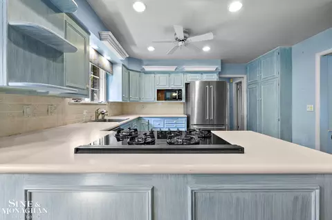 Kitchen - 20 Lakecrest, Grosse Pointe Farms, MI 48236 photo 3 of 4