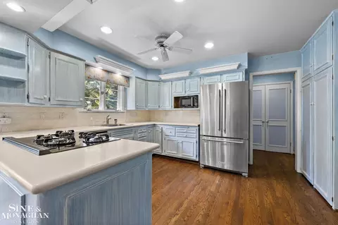 Kitchen - 20 Lakecrest, Grosse Pointe Farms, MI 48236 photo 2 of 4