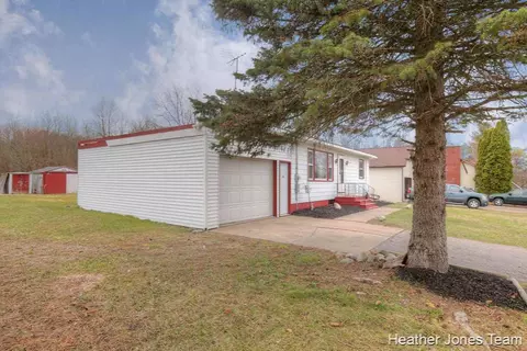 820 E State, Belding, MI 48809 photo 2
