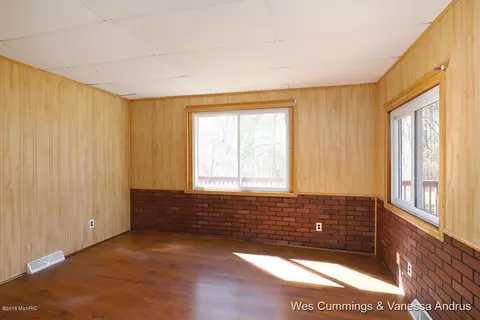 808 Riverside, Belding, MI 48809 photo 4
