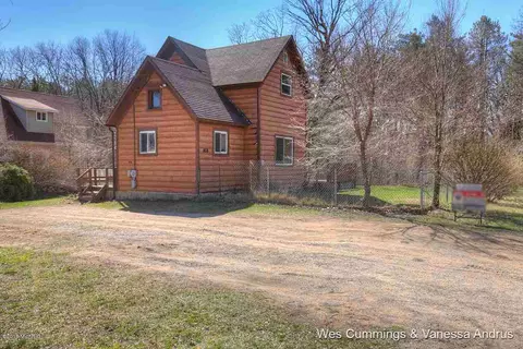 808 Riverside, Belding, MI 48809 photo 2