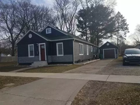 815 Maple, Three Rivers, MI 49093 photo 2