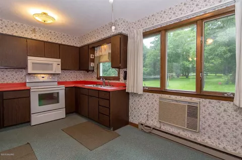 2262 E Glendora, Buchanan, MI 49107 photo 5