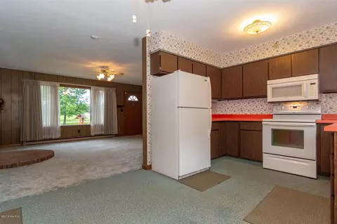 2262 E Glendora, Buchanan, MI 49107 photo 4