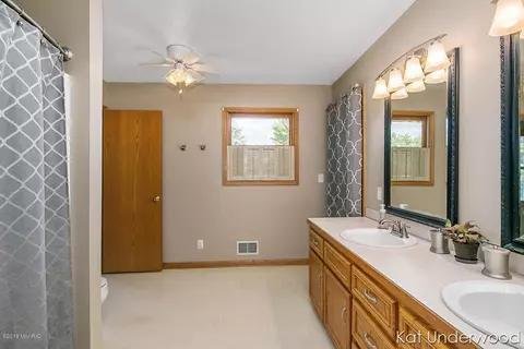8763 Shadowbrook, Jenison, MI 49428 photo 16