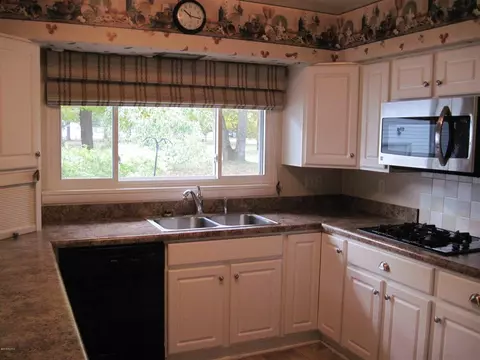 606 E Riv, Whitehall, MI 49461 photo 4