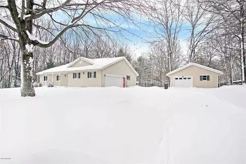 723 Warner, Whitehall, MI 49461 photo 2