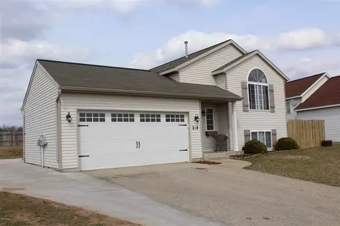 218 Pine Mdw, Belding, MI 48809 photo 2