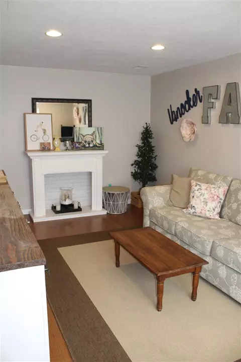 218 Pine Mdw, Belding, MI 48809 photo 30