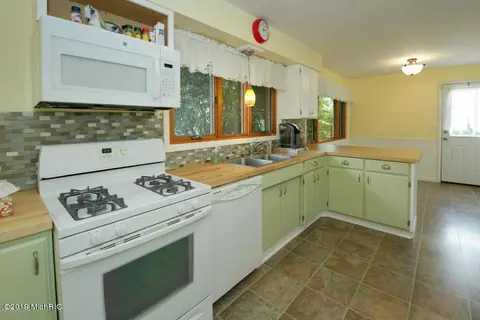490 S Burr Oak, Colon, MI 49040 photo 4